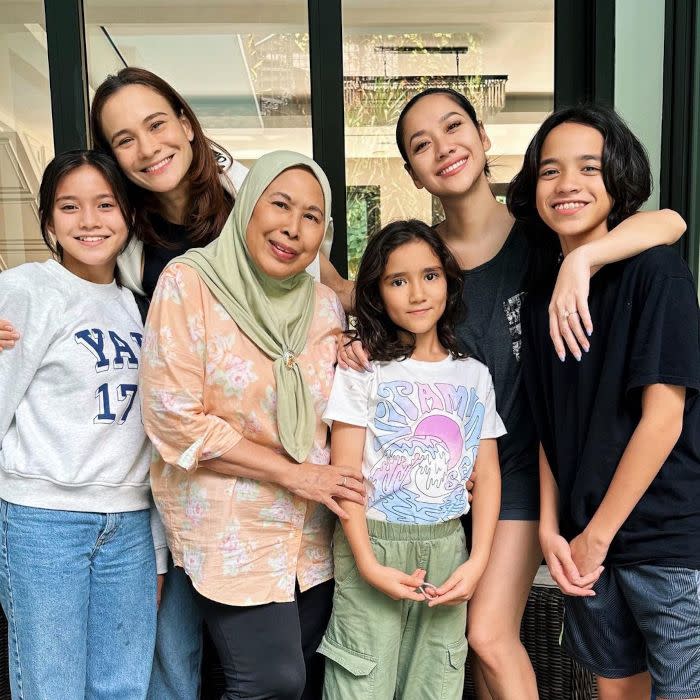 Bunga Citra Lestari visits late husband Ashraf Sinclair on his 44th birthday