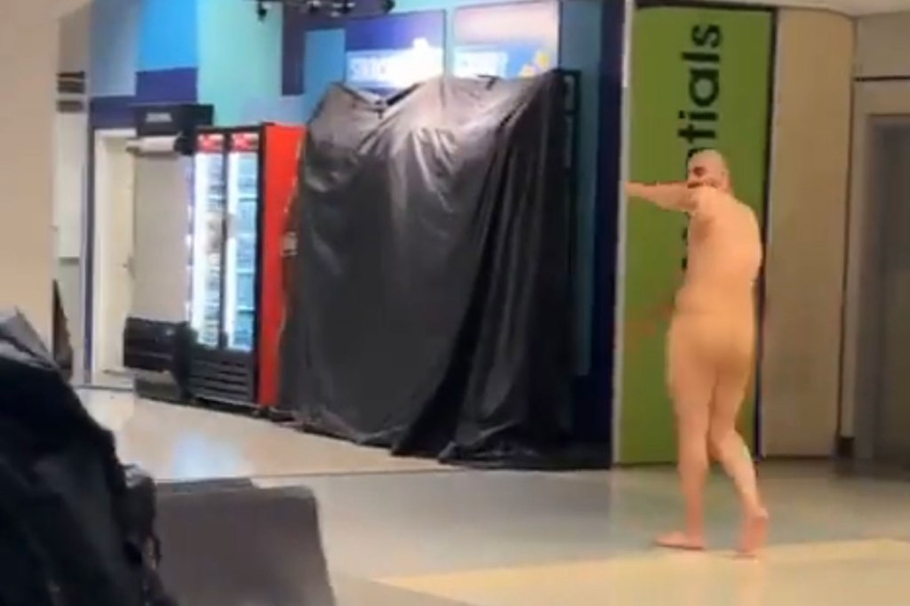 Video shows smiling naked man proudly strolling through Dallas-Fort Worth airport: ‘My man!’