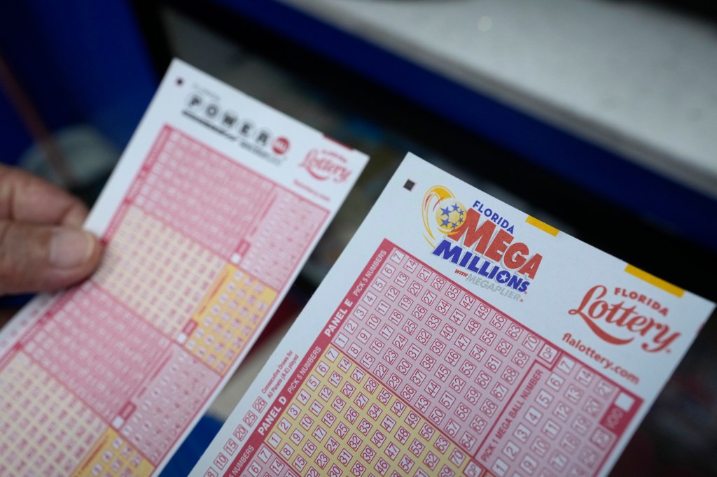 Powerball jackpot rises to $925 million after another drawing without a big winner