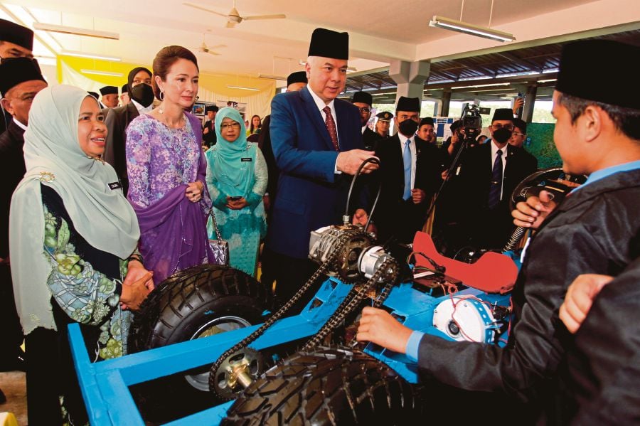 Sultan Nazrin officiates opening of SMK Proton City