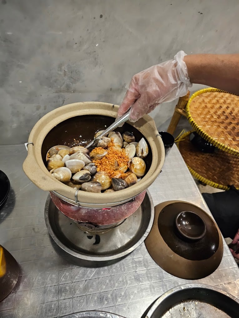 This supper spot that opens till 3am has viral S$11 lala pot with unlimited free refills & over 60 hotpot ingredients