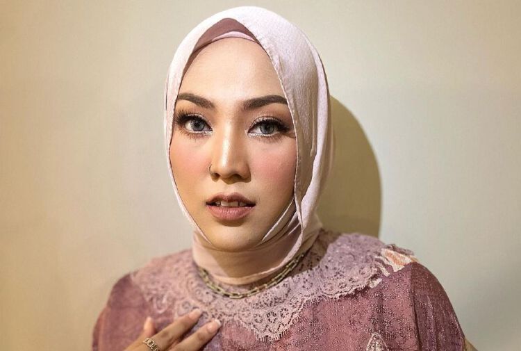 Malaysian Singer Shila Amzah Says Family Home Has Been Vacated, Urges ...