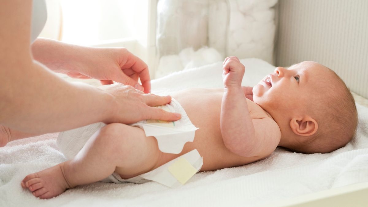 Woman 'horrified' as mum changes baby's nappy next to her - while she was eating her lunch
