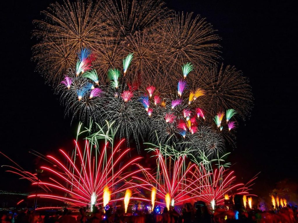 滨海湾跨年夜无比精彩！12分钟变色烟花、灯光投影秀、卡丁车、冬季仙境游乐园，陪你迎接2024年！