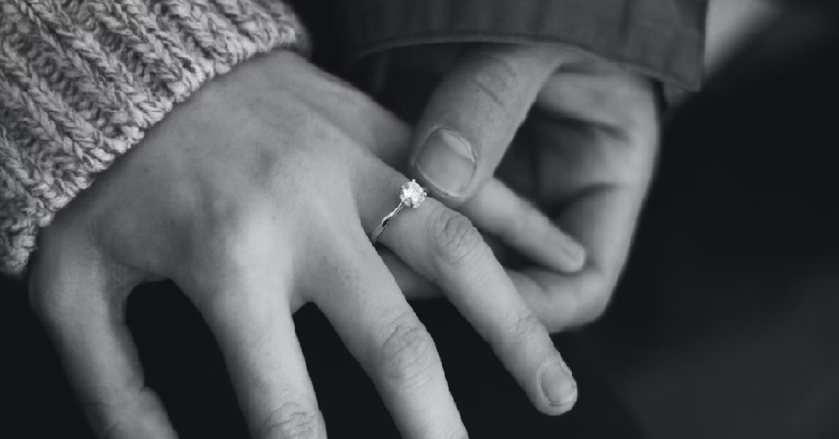 GIRL GOT ENGAGED THE SAME WEEK AS SISTER’S WEDDING, NOW FAMILY DRAMA