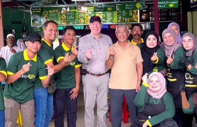 Social media users in awe of King, Prince Albert's humility at Pahang cendol stall