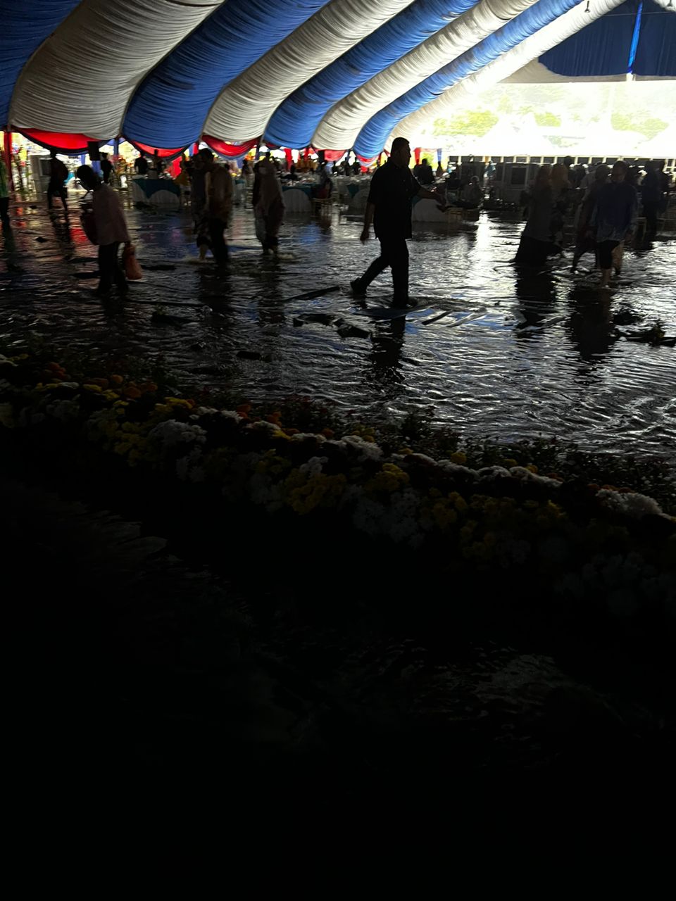 居銮暴风雨 苏丹茶叙活动大积水 帐篷倒下击伤2人