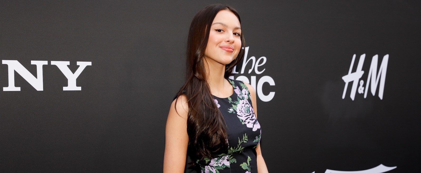 Olivia Rodrigo And Louis Partridge’s Gas Station Makeout Session Sure Seems To Confirm That They’re Dating