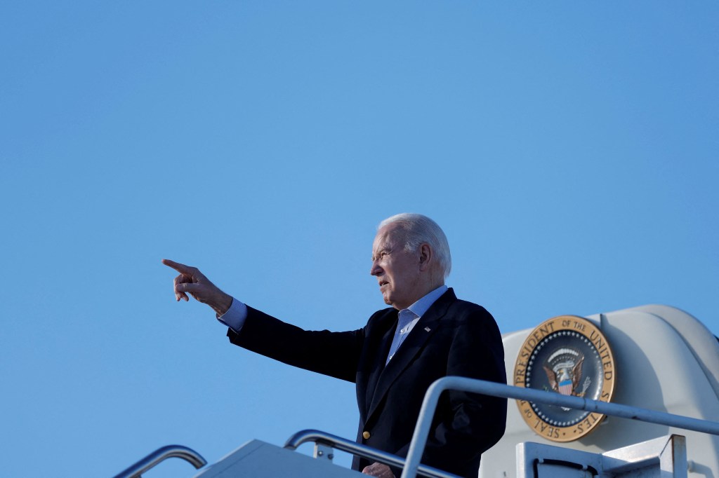 UFO appears to fly by Air Force One at LAX during Biden visit