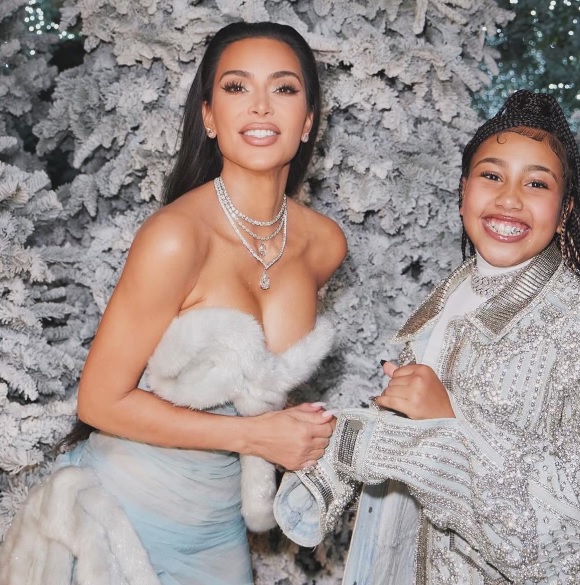 People confused as Kim Kardashian is spotted with ‘extra thumb’ in Christmas photo
