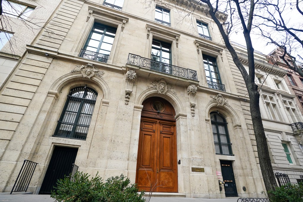 Tourists flock to take selfies at Epstein’s former NYC townhouse as new owners battle feces-smearing vandals