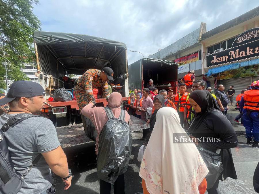 Kota Tinggi city centre impassable due to floods