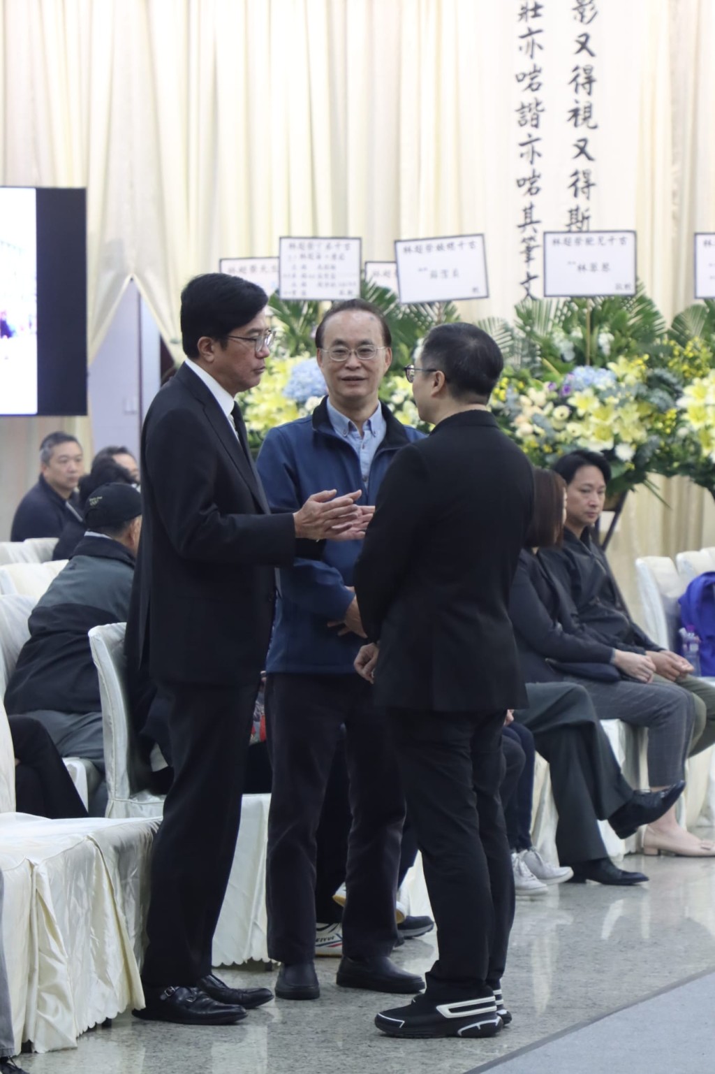 林超荣逝世丨今早举行出殡仪式棺木上铺满白花 屈颖妍脸容疲倦女儿捧遗照送別父亲