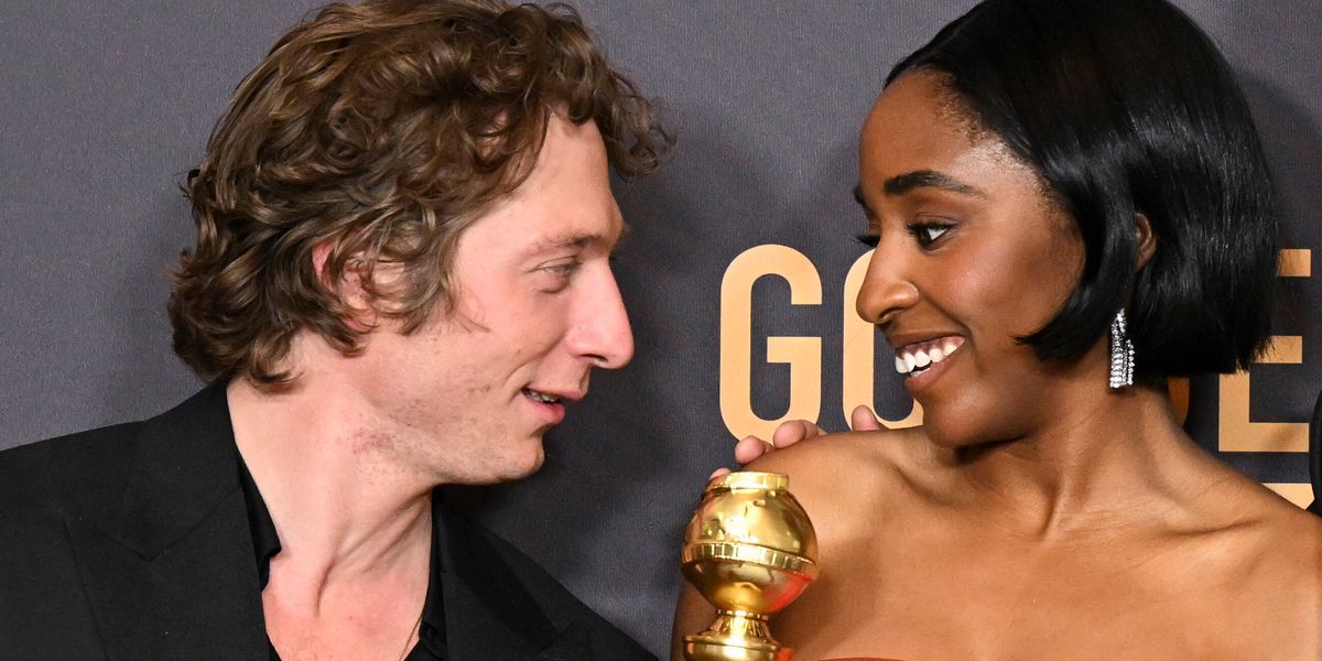 Ayo edebiri shuts down conversation about jeremy allen White's underwear ads