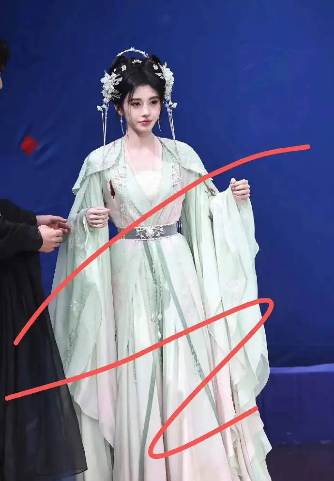 鞠婧祎古装新剧路透照释出 穿浅绿色戏服优雅清香