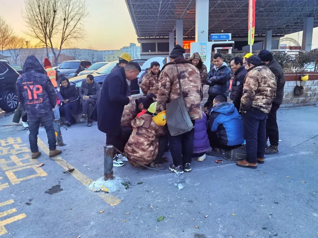 凌晨路边等活农民工：怕被欠薪选择打零工 日结工资剧减
