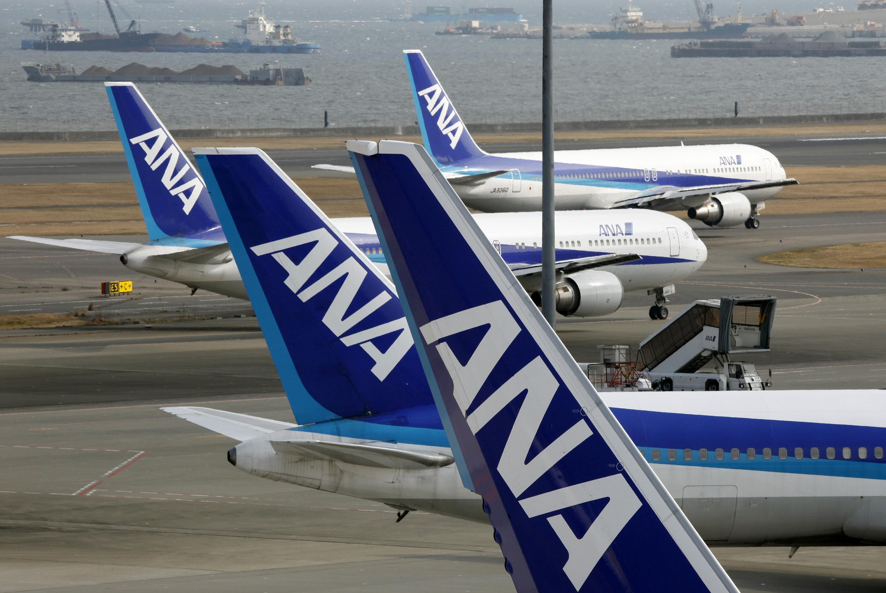 Japan ANA Boeing 737-800 flight turns back due to cockpit window crack