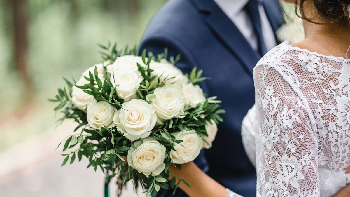 Couple slammed for demanding wedding money in bizarre note after 'secretly eloping'
