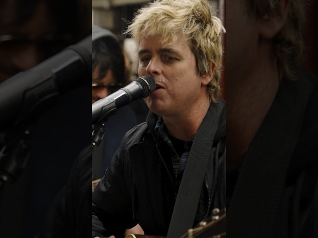 #GreenDay & Jimmy busk in disguise at a NYC subway stop! #JimmyFallon #FallonTonight