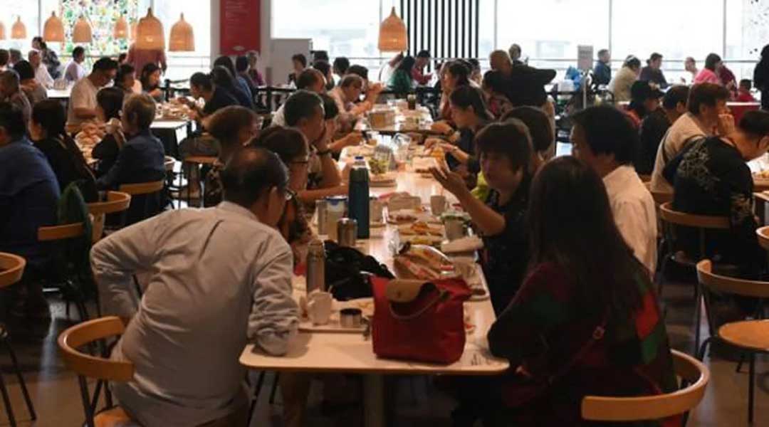 上海IKEA餐厅 成单身老人“相亲之地”