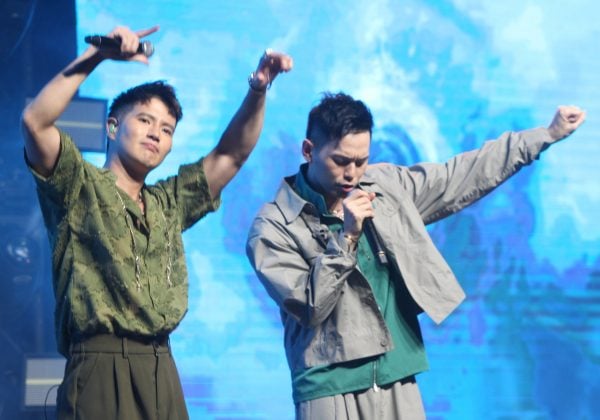 十大义演｜歌手落力载歌载舞 安新华小义演 嗨翻天