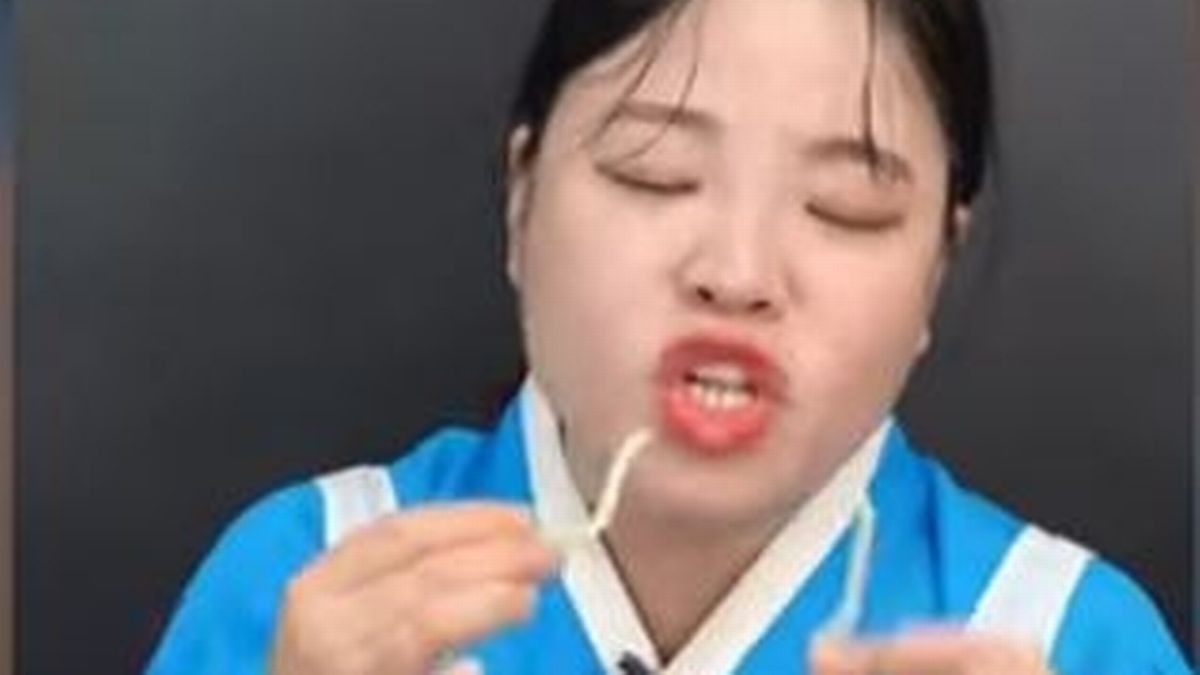 Urgent warning over dangerous TikTok trend that sees people eating cooked toothpicks