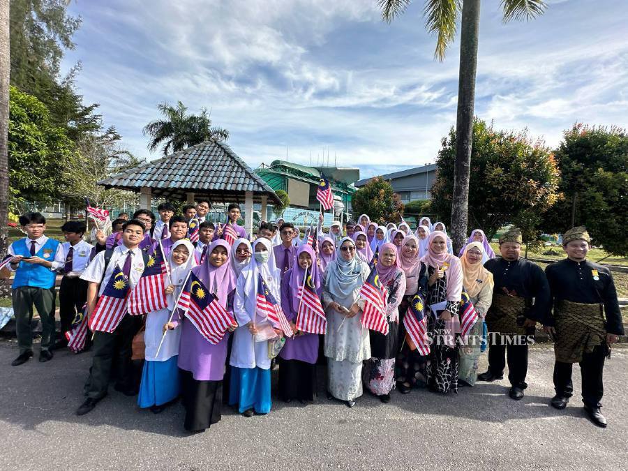 School pupils immerse themselves in history by witnessing arrival of the 17th Yang di-Pertuan Agong