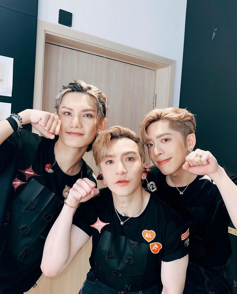 Edan 大晒4年前贴纸相 孖Anson Lo 、Jeremy 神还原「外星三少女」 网民跪求出道