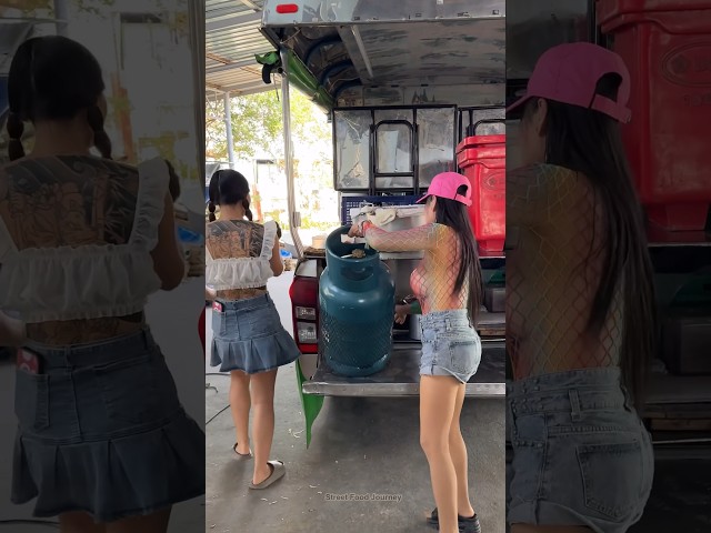 She Serves The Most Delicious Noodle On Food Truck - Thai Street Food