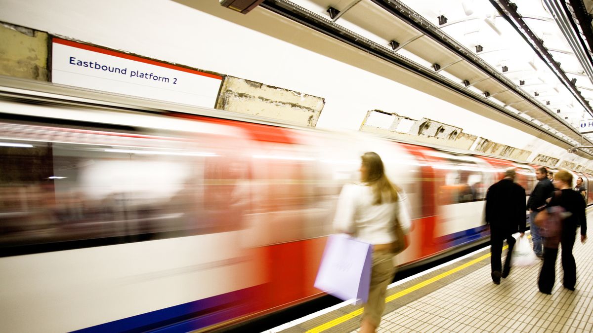 Biggest mistakes Brits make on morning work commute - by a travel expert