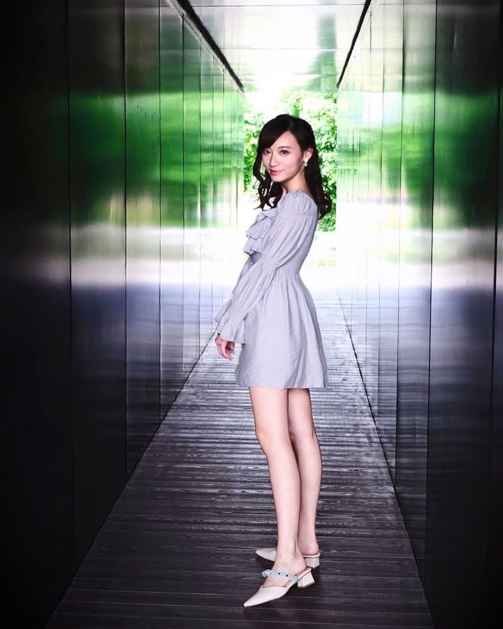 29岁TVB美女新闻主播宣布离巢结束7年宾主关系  採访车旁留影不捨道別  回復自由身即性感示人
