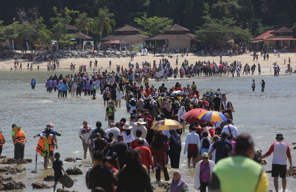 Pulau Giam’s ‘parting sea’ phenomenon draws surge of tourists to Perak annually