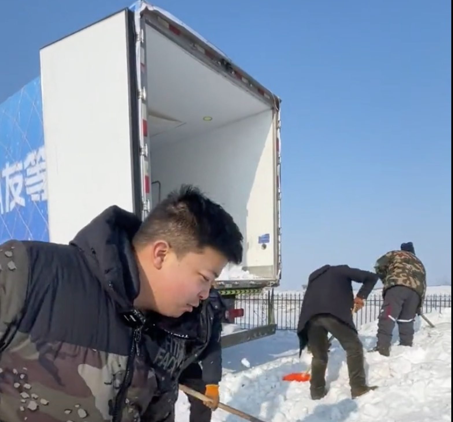 China truck firm transports tonnes of snow from north to south for special needs children to have fun, melts hearts online