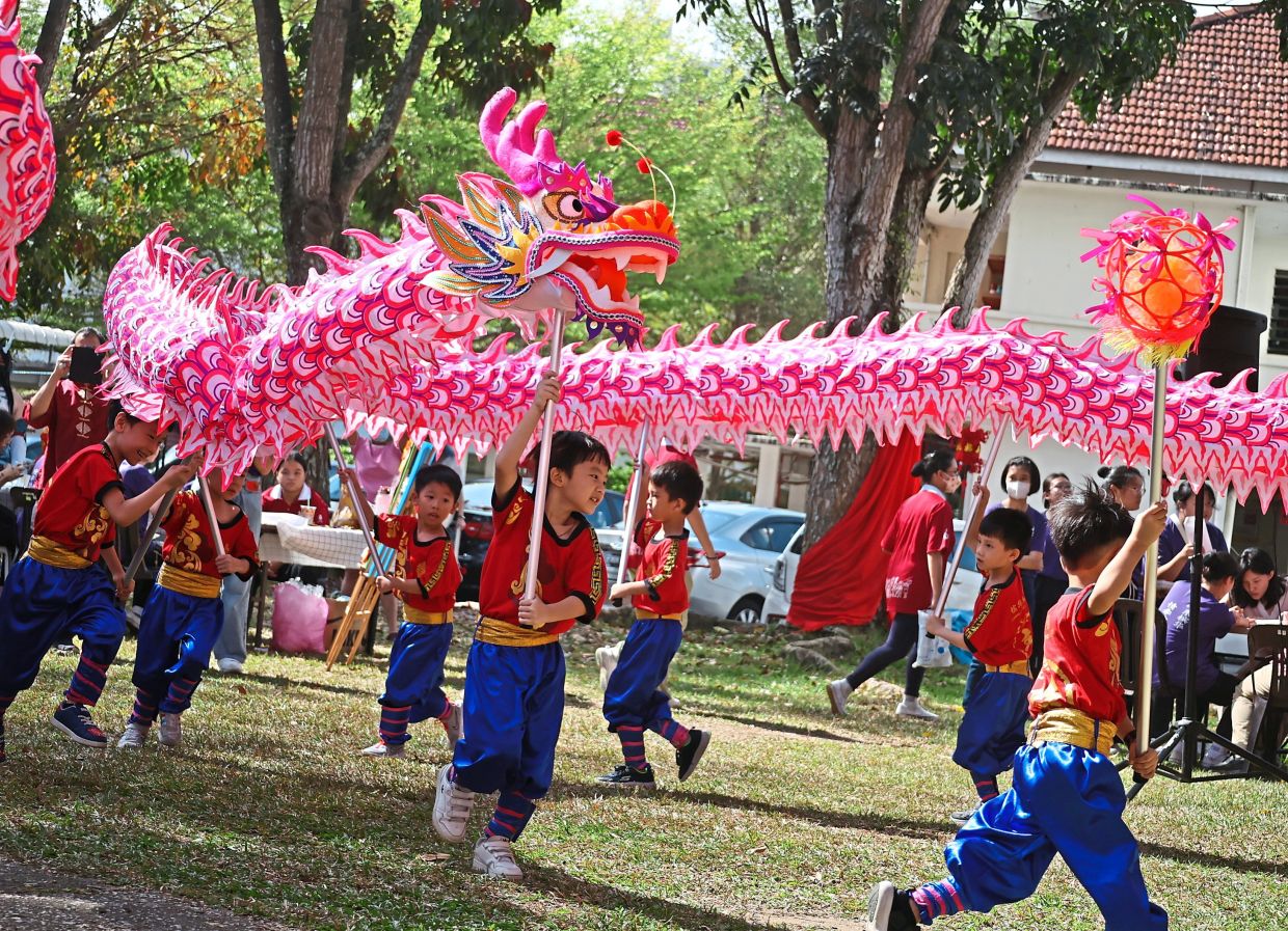 Flawless performance by tiny dragon dancers