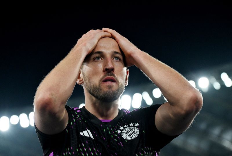 Soccer-Kane unhappy at poor Bayern service, says Tuchel