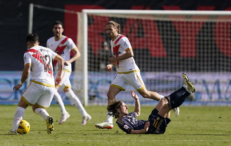 Soccer-Leaders Real Madrid held to frustrating 1-1 draw at Rayo Vallecano
