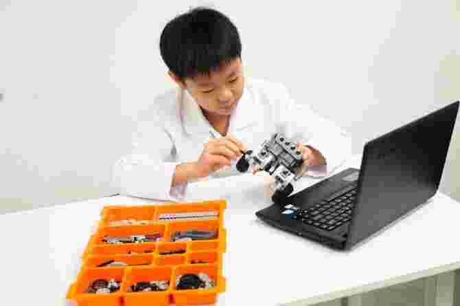 Nurturing Tomorrow's Innovators: Exploring the STEM Curriculum in Singapore