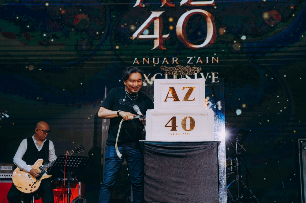 Local singer Anuar Zain delivers intimate show for fans, not in a rush to release new album