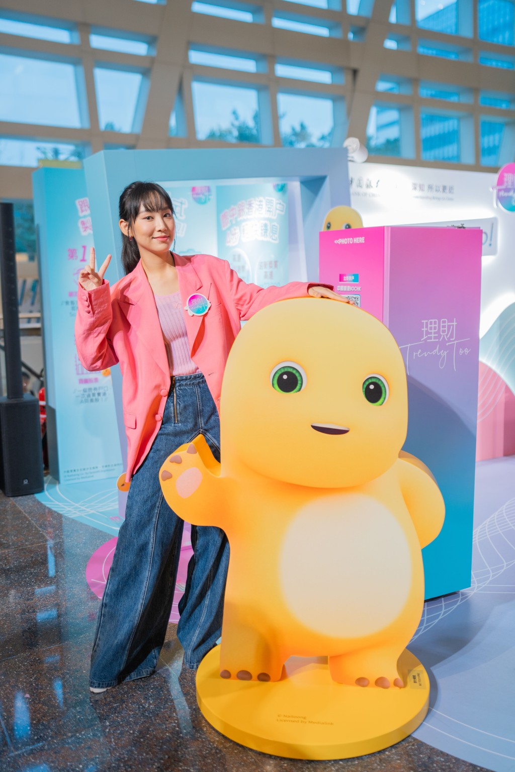 炎明熹遇「奶龙」变小粉丝 分享「赚息Gi旅」 中银香港理财 TrendyToo 新搞作