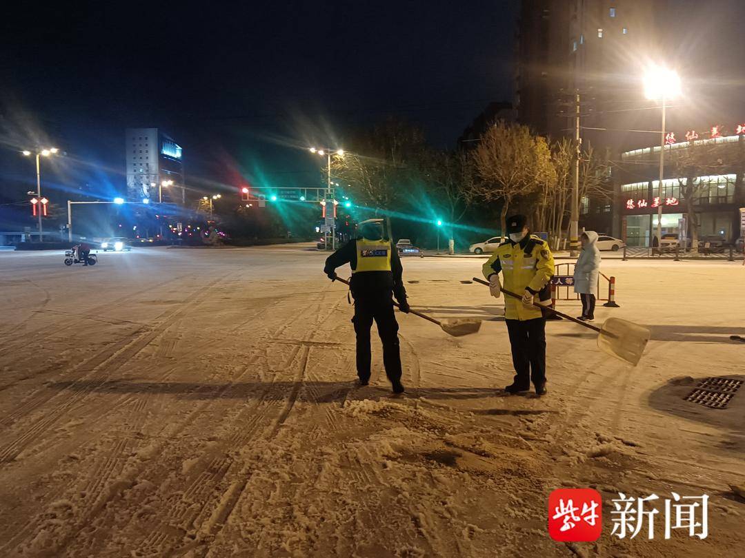 【视频】连云港下冻雨，交警昼夜坚守， 全力保障交通安全