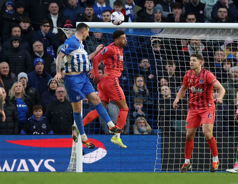 Soccer-Late Dunk goal rescues point for Brighton v Everton