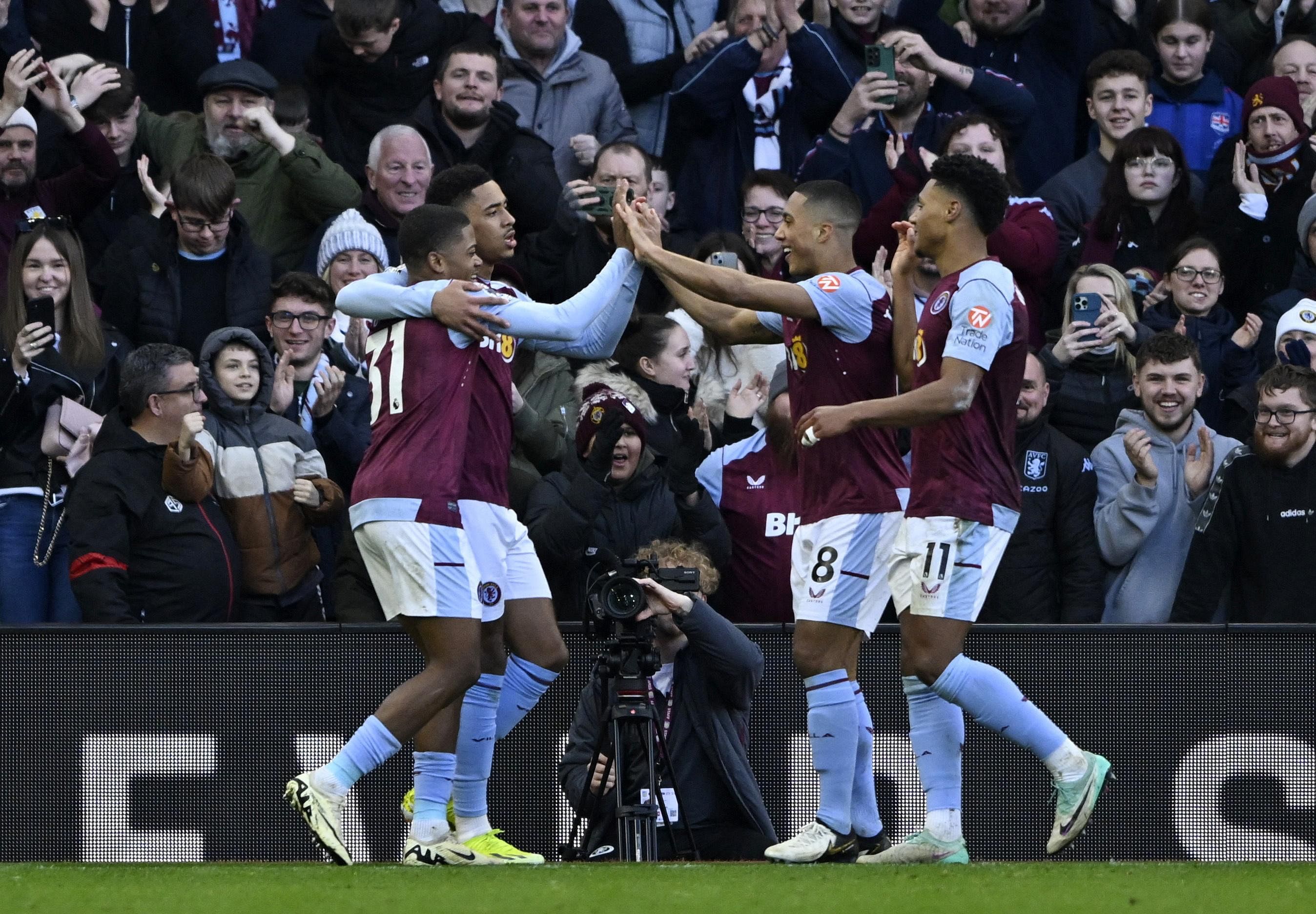 Aston Villa hold off Nottingham Forest fightback to win 4-2