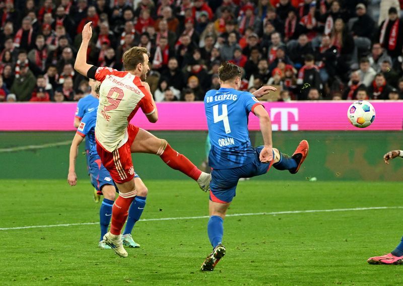 Soccer-Last-gasp Kane winner sends Bayern 2-1 past Leipzig to snap losing run