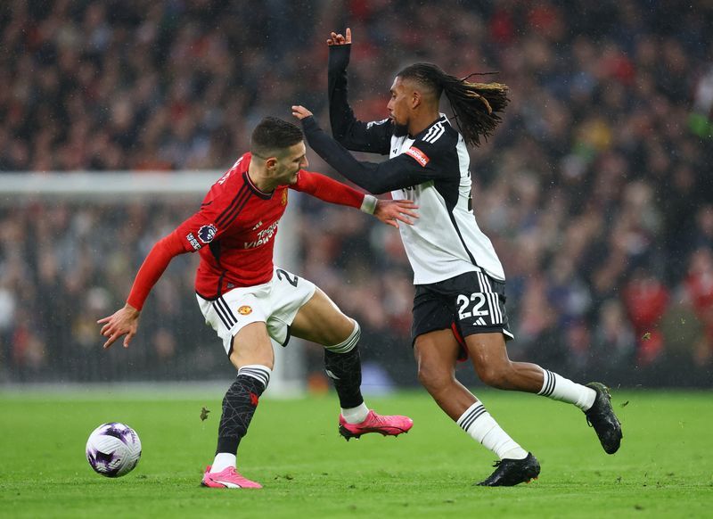 Soccer-Iwobi late show earns Fulham rare win at Old Trafford