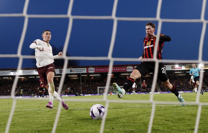 Soccer-Foden strike keeps Man City on Liverpool's heels