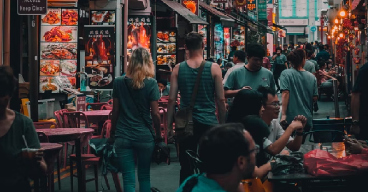 NETIZEN SAYS FOREIGNERS MORE FRIENDLY THAN S’POREANS, WHO ARE “JUDGEMENTAL & SELFISH”