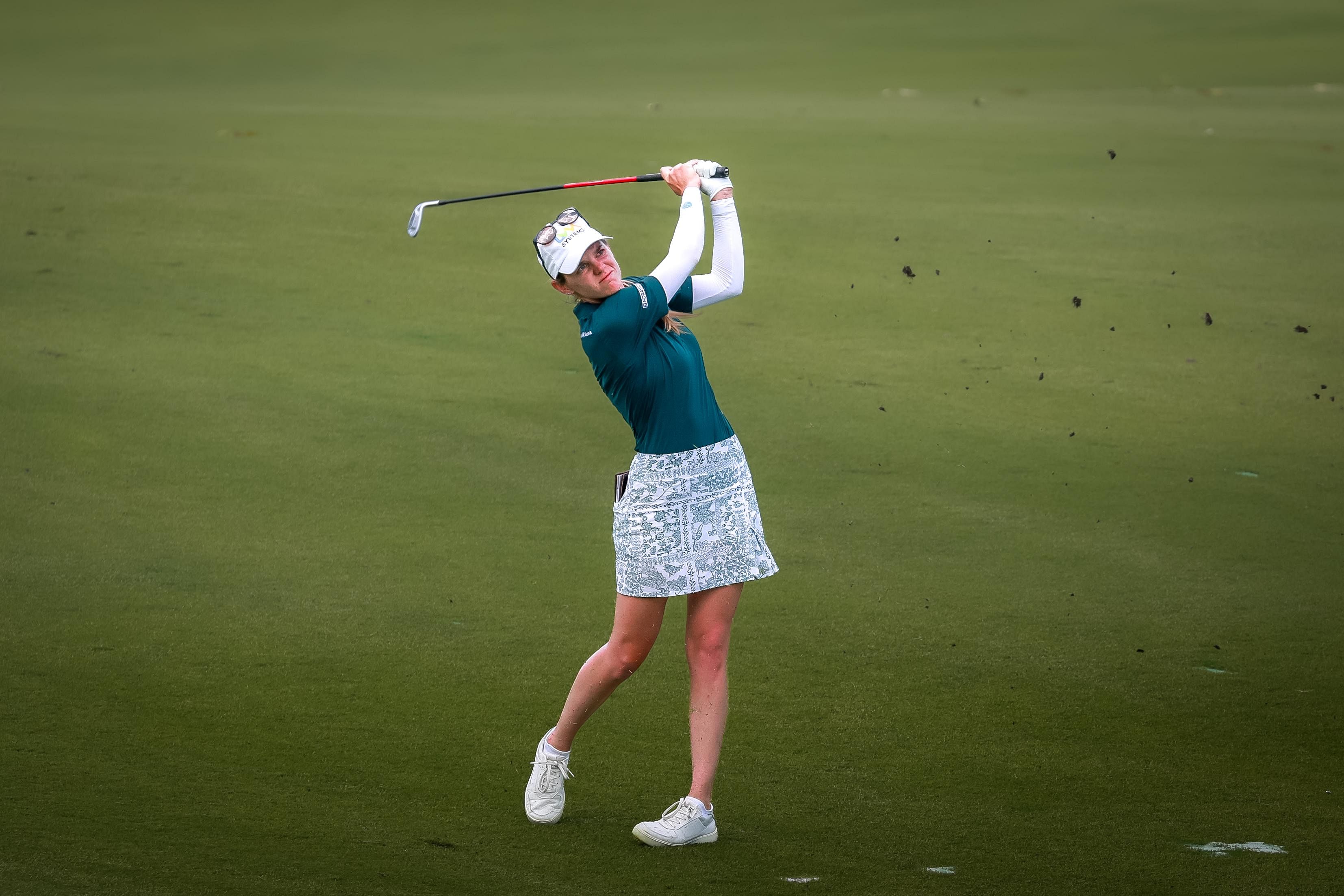Happy in the heat, American Sarah Schmelzel claims solo lead at HSBC Women’s World Championship
