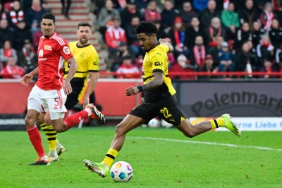 Dortmund, Leipzig win as Champions League race tightens