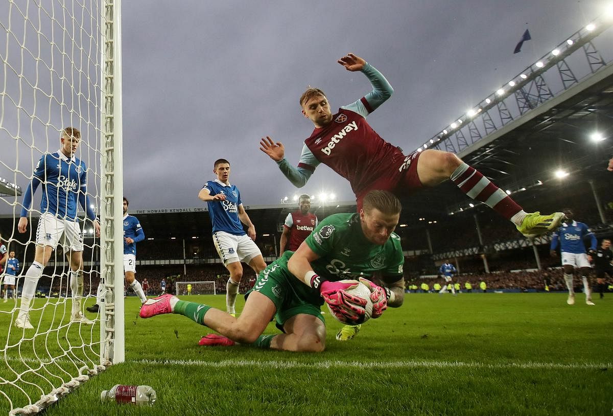 Two late goals lift West Ham to 3-1 win at wasteful Everton