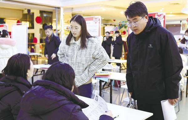 Chinese firms step up hiring